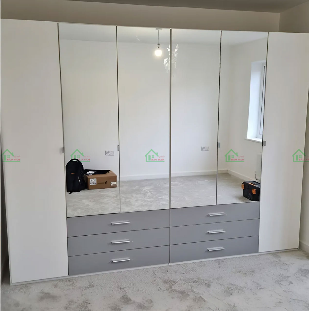 Kết hợp cánh kính thủy tạo điểm nhấn độc đáo, tăng thêm vẻ đẹp sang trọng và hiện đại cho tủ áo.