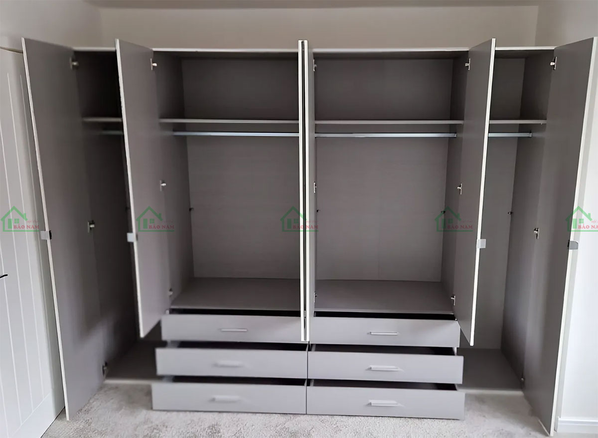Tủ áo được thiết kế với nhiều ngăn chứa, kệ, thanh treo, giúp bạn phân loại và sắp xếp quần áo một cách khoa học.