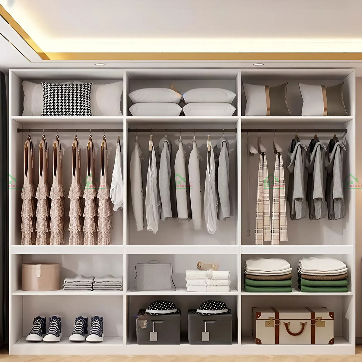 Không gian lưu trữ rộng rãi bên trong tủ quần áo gỗ MDF, với nhiều ngăn và kệ tiện dụng.