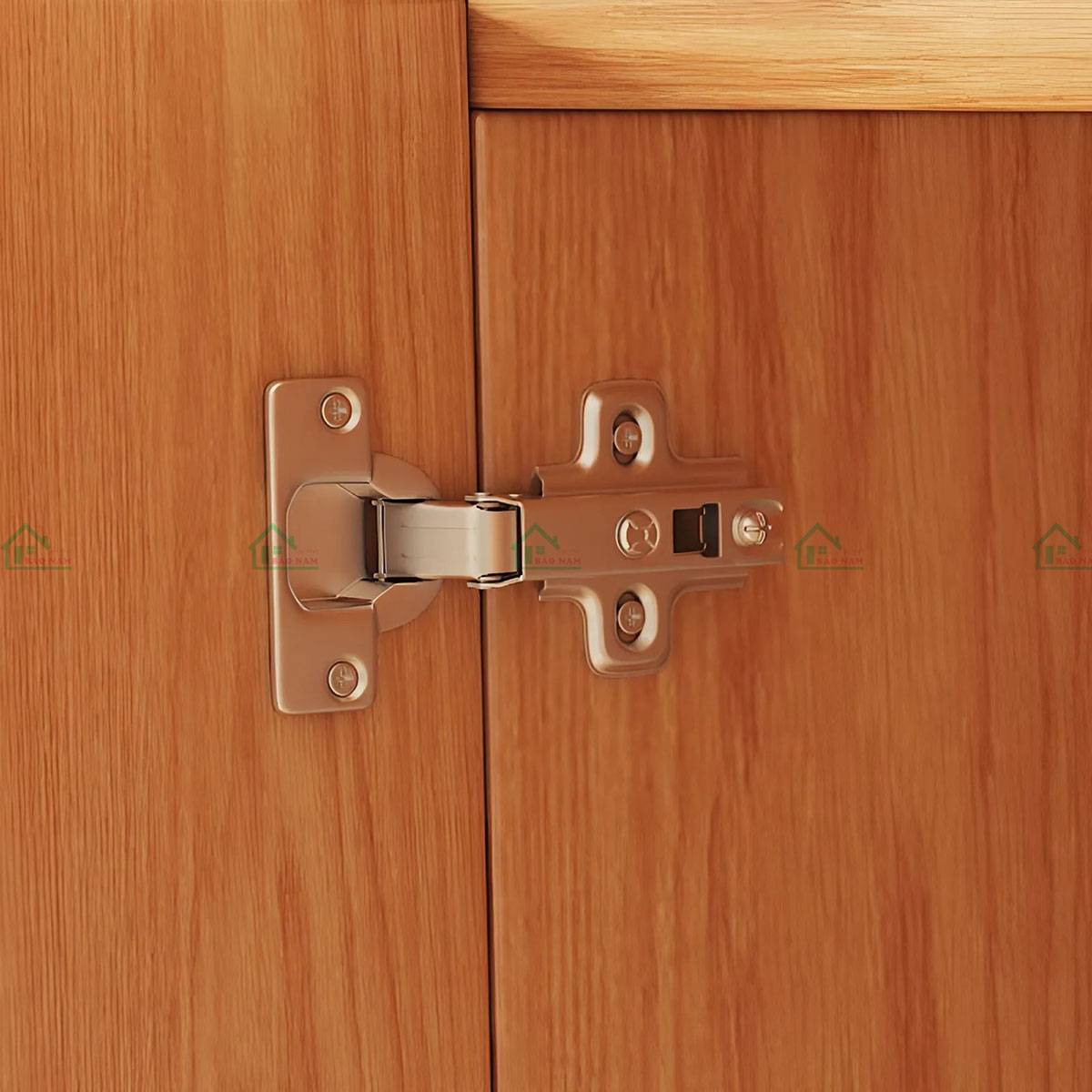 Bản lề giảm chấn đóng mở dễ dàng trên cánh tủ gỗ sồi TATN31
