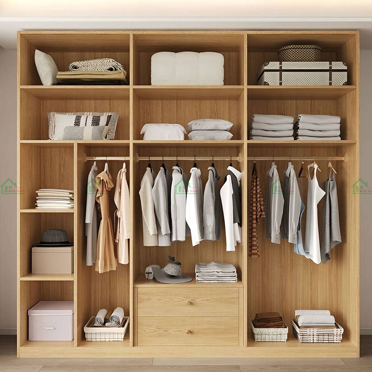 Bố trí bên trong tủ quần áo TATN28 với giá treo, ngăn gấp và kệ mở tiện lợi.