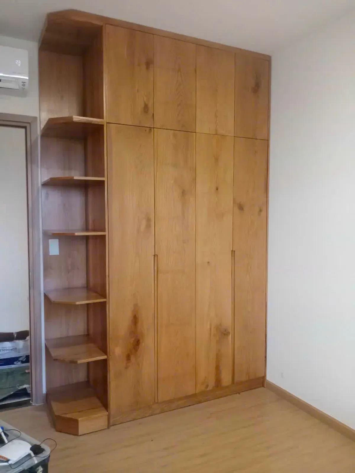Tủ quần áo gỗ tự nhiên mang đến vẻ đẹp sang trọng và bền bỉ.