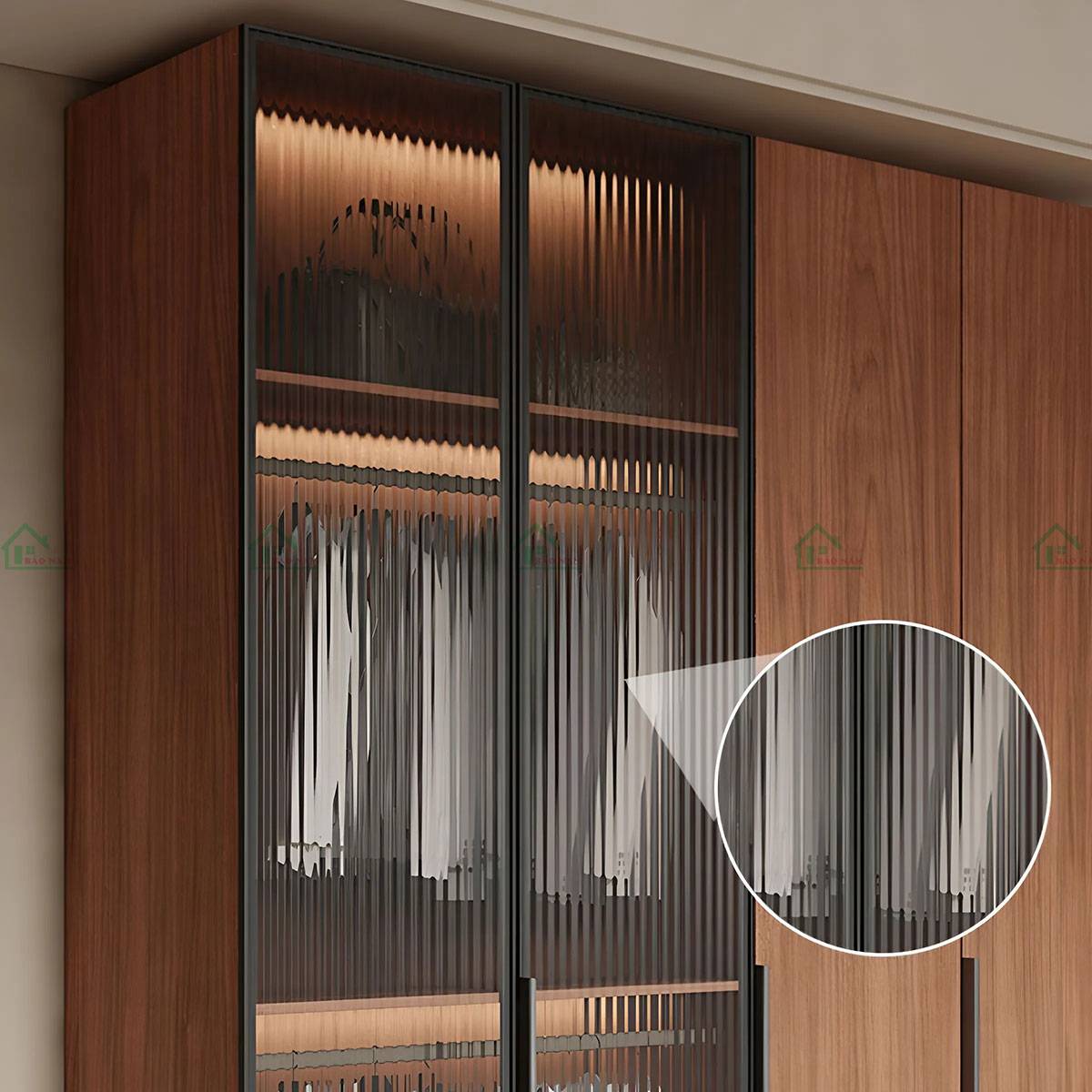 Cánh kính sọc mờ tạo điểm nhấn trên tủ quần áo gỗ tự nhiên TATN40