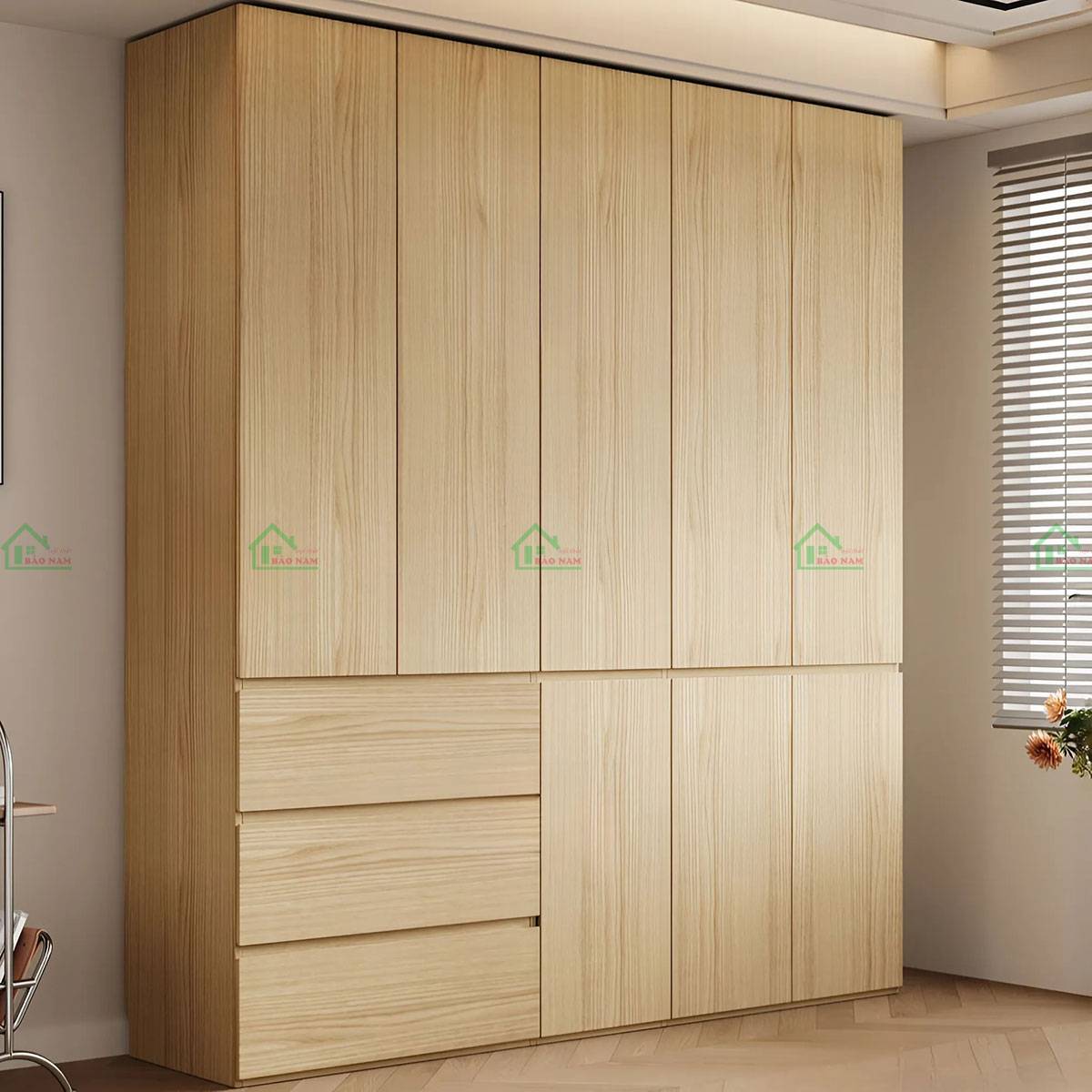Thiết kế tủ quần áo gỗ sồi sát trần, hoàn thiện với lớp sơn PU màu tự nhiên sáng sang trọng