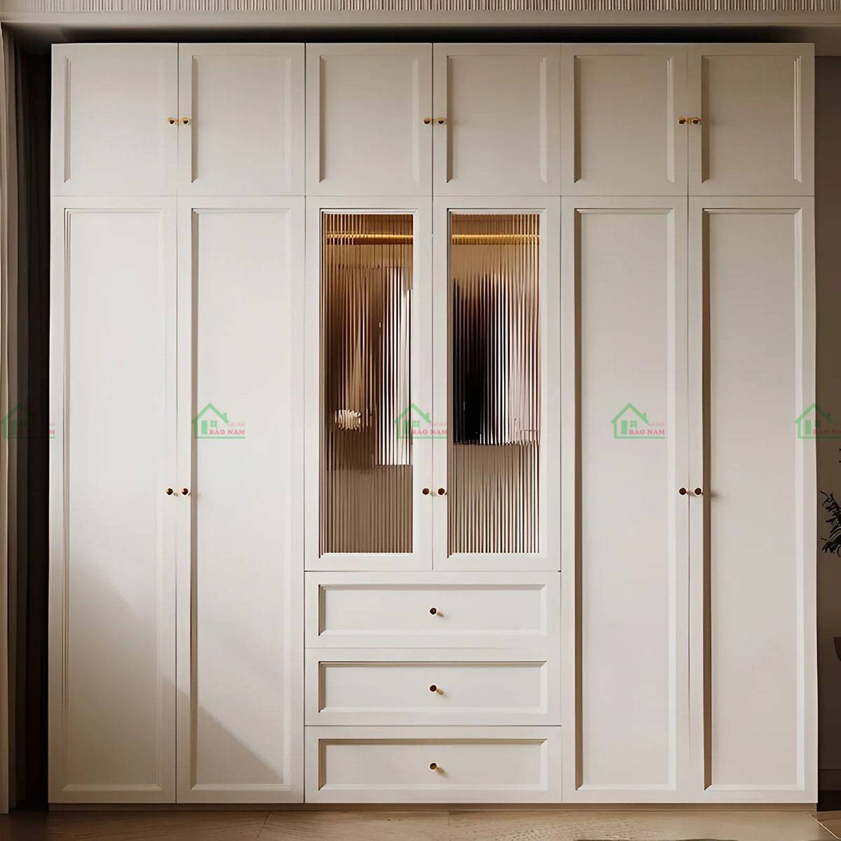 Tủ quần áo gỗ tự nhiên TATN44, thiết kế tân cổ điển sang trọng với cánh pano và cánh kính sọc.