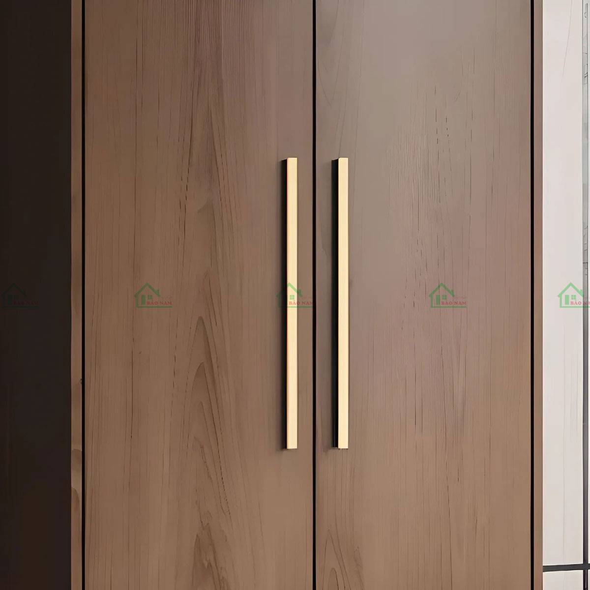 Sử dụng tay nắm kim loại mạ vàng nổi bật