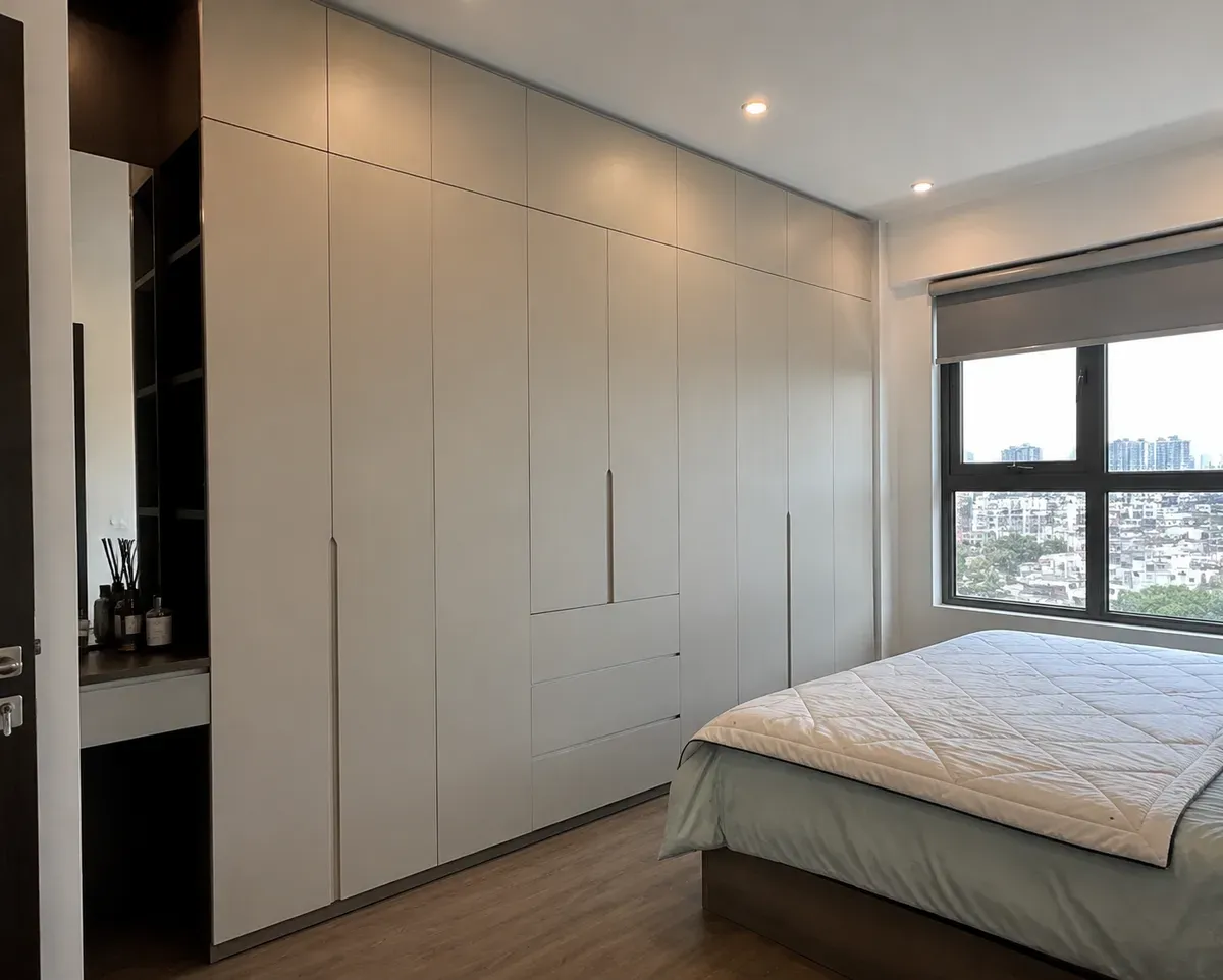 Tủ quần áo kịch trần giúp tối ưu không gian lưu trữ trong phòng ngủ.