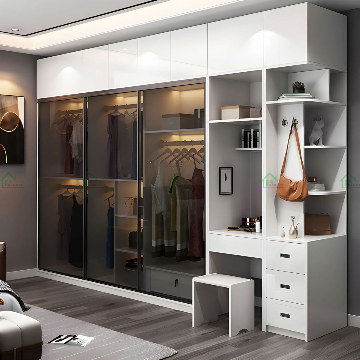 Thiết kế hiện đại, tinh tế với cánh cửa lùa bằng nhôm kính cường lực màu đen, tạo nên vẻ đẹp sang trọng và tinh tế.