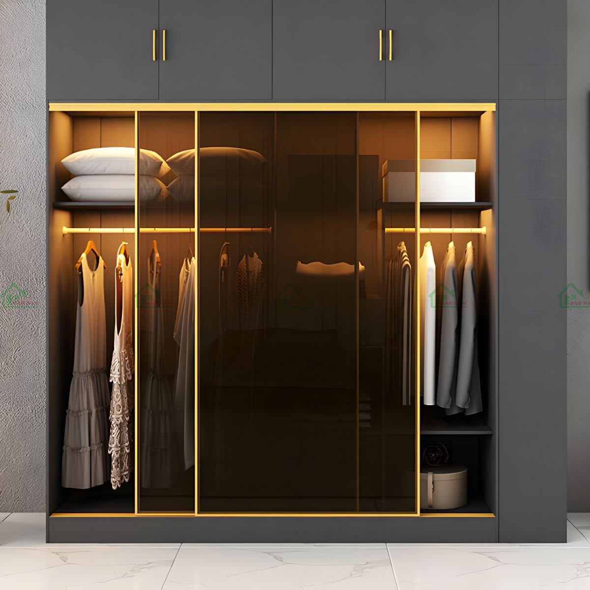 Thiết kế cánh tủ kính màu trà kết hợp khung nhôm vàng bóng, tạo sự sang trọng và hiện đại.