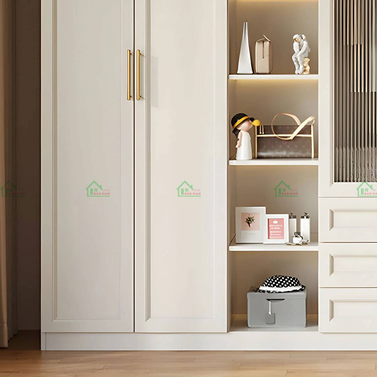 Chi tiết cánh pano và tay nắm vàng đồng sang trọng của tủ quần áo TATN45.