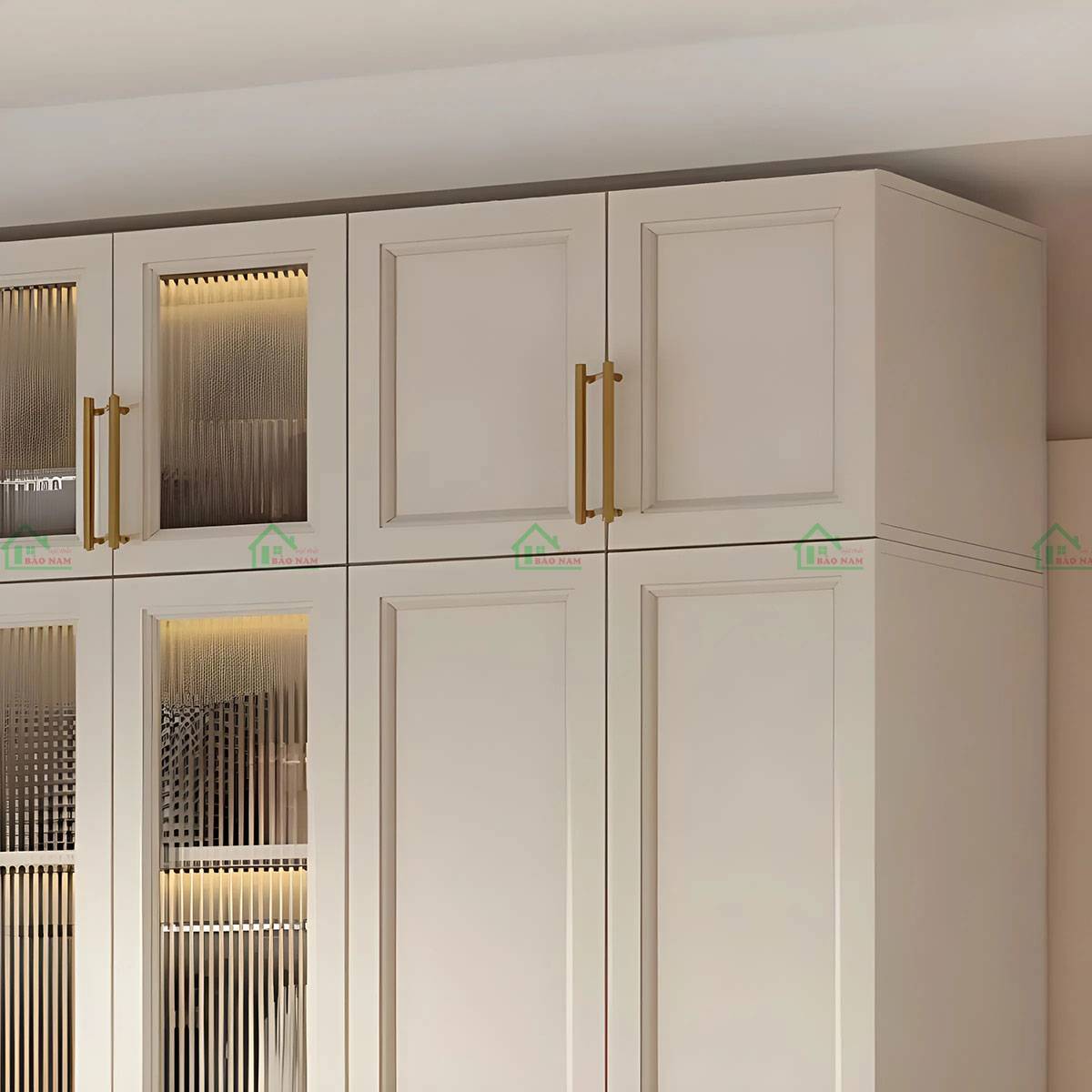 Cận cảnh cánh kính sọc mờ hiện đại trên tủ quần áo tân cổ điển TATN45.
