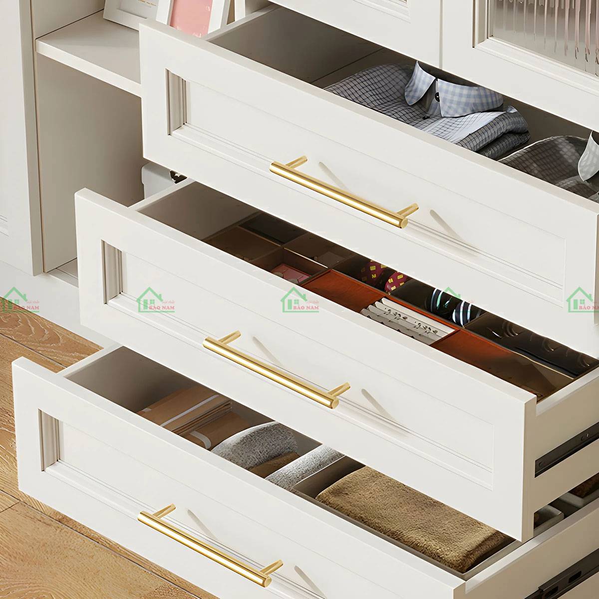 Nhiều ngăn chứa và cánh pano trên tủ quần áo trắng kem tân cổ điển có đèn