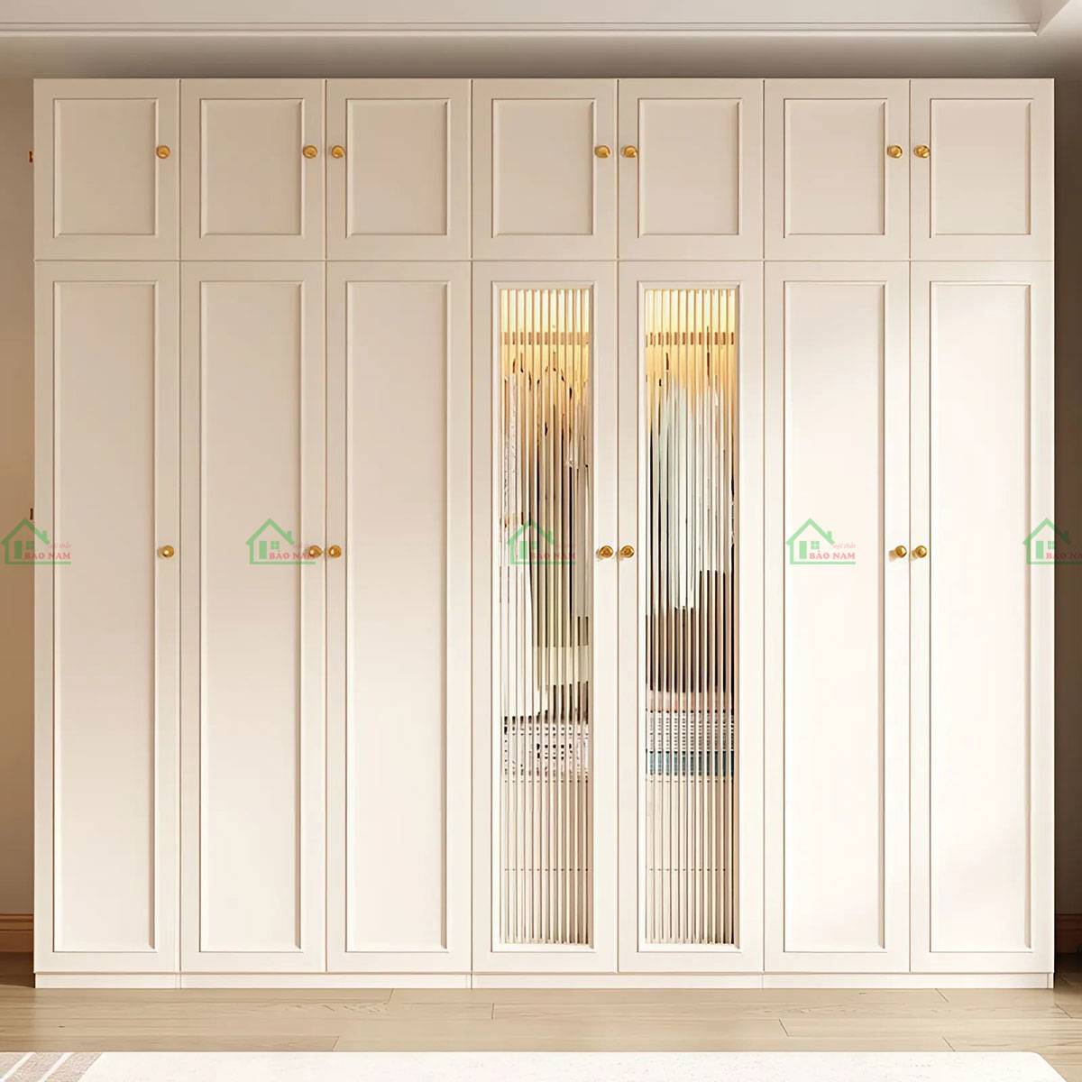Tủ quần áo TATN46 màu kem, thiết kế tân cổ điển kịch trần với cánh pano gỗ sồi.