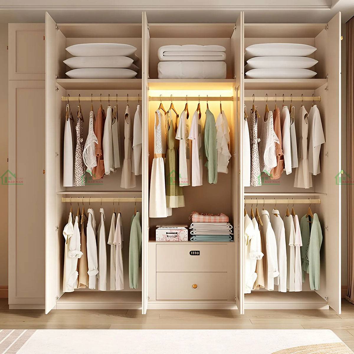 Nhiều ngăn chứa và cánh pano kính râm trên tủ quần áo trắng kem tân cổ điển có đèn