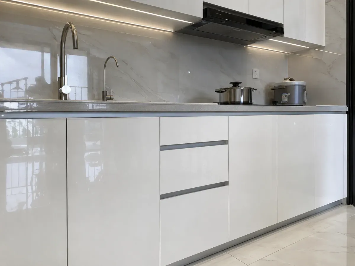 Gỗ công nghiệp chống ẩm kết hợp Acrylic là lựa chọn phổ biến cho tủ bếp thông minh.