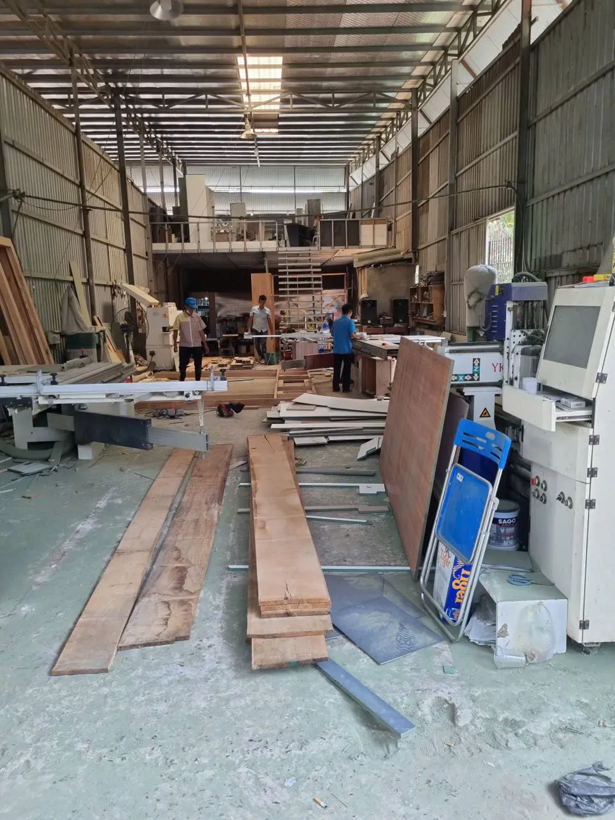 Hình ảnh thực tế khu vực sản xuất tại xưởng nội thất Bảo Nam.