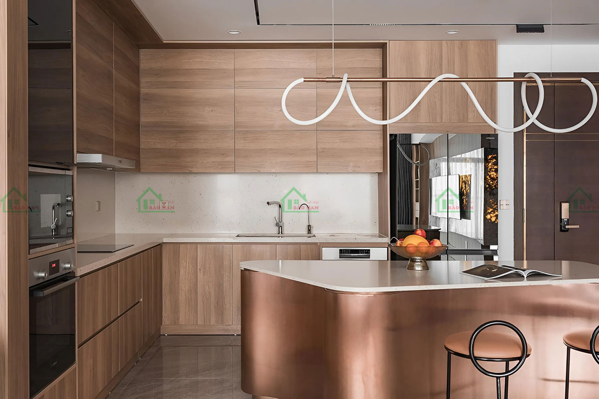 Tủ bếp MDF màu gỗ tự nhiên tạo không gian ấm cúng.