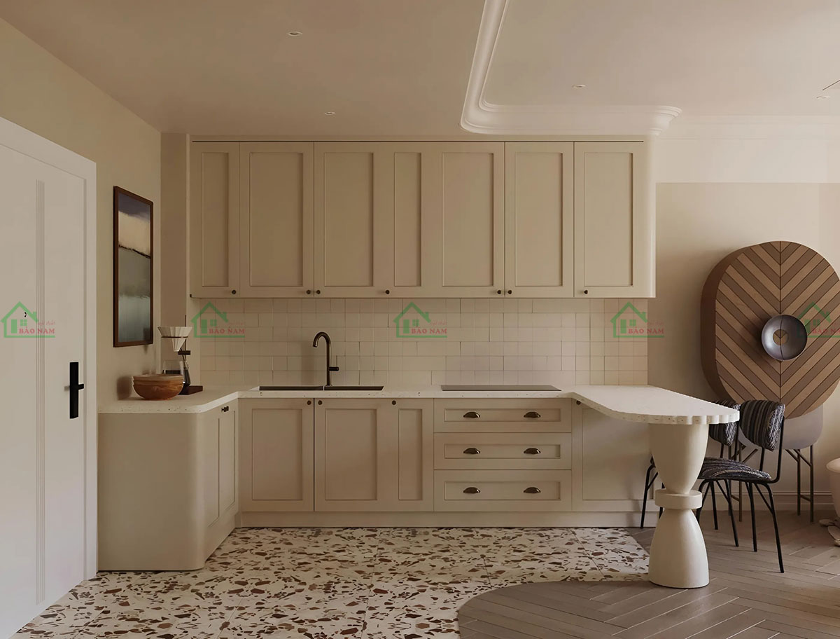 Tủ bếp MDF với tường gạch thô tạo không gian bếp gần gũi.