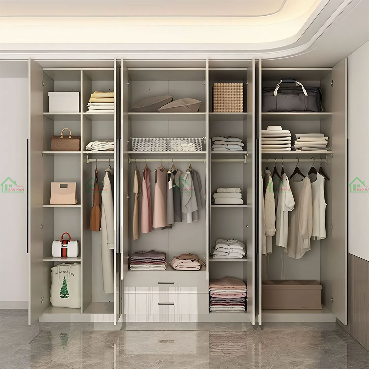 Tủ có nhiều ngăn kéo, giá và thanh treo quần áo, đáp ứng tốt nhu cầu sắp xếp và lưu trữ quần áo.